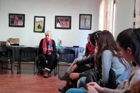 Ragazze e ragazzi del liceo Classico Linguistico “G.Carducci” ospiti della Casa delle Donne Centro antiviolenza L’una per l’altra Ragazze e ragazzi del liceo Classico Linguistico “G.Carducci” ospiti della Casa delle Donne Centro antiviolenza L’una per l’altra
